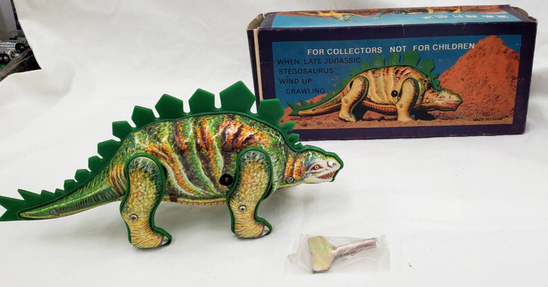 LATE JURASSIC STEGOSAURUS WIND UP CRAWLING DINASAUR with ORIGINAL BOX KEY, WORKS