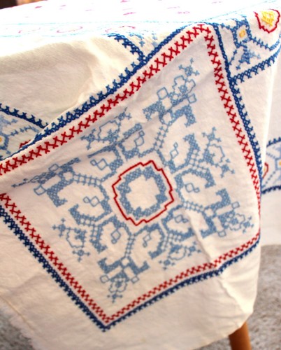 VINTAGE 48"x63" WEISS BAUMWOLLE MEHRFARBIG BLUMEN HANDBESTICKT TISCHDECKE - Bild 5 von 20