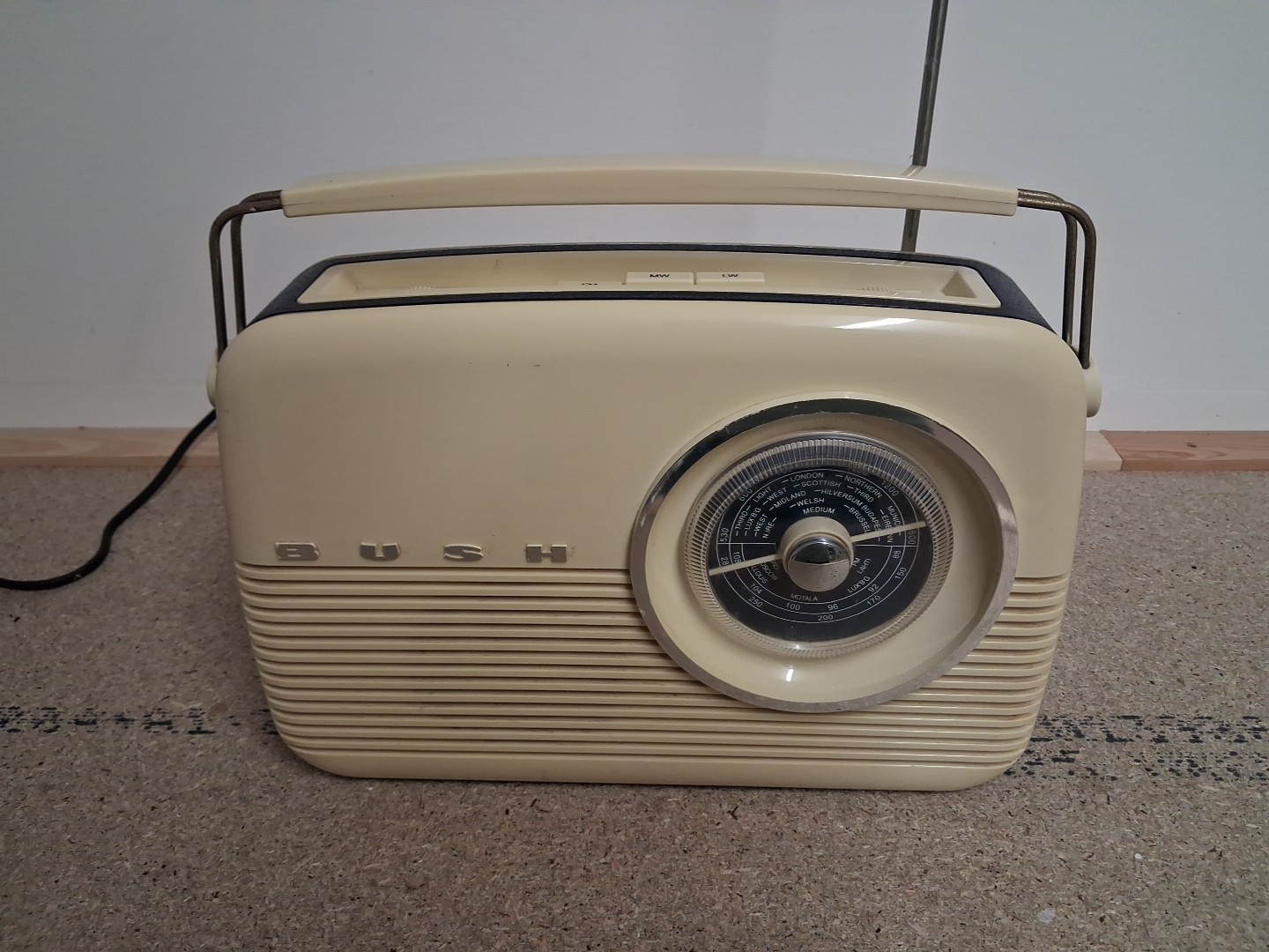 Bush TR82B Special Edition Repro FM/MW/LW Mains/Battery Radio, Cream/Blue, GWO