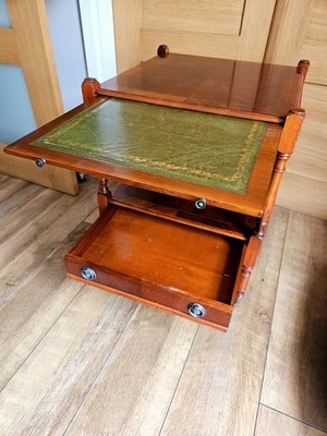 Vintage Mahagoni 2-stufiger Beistelltisch mit Lederbürstenschieber & Schubladenrollen