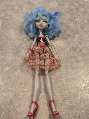#ad MONSTER HIGH Doll Ghoulia Yelps Skull Shores Doll 2011 Mattel $27.99