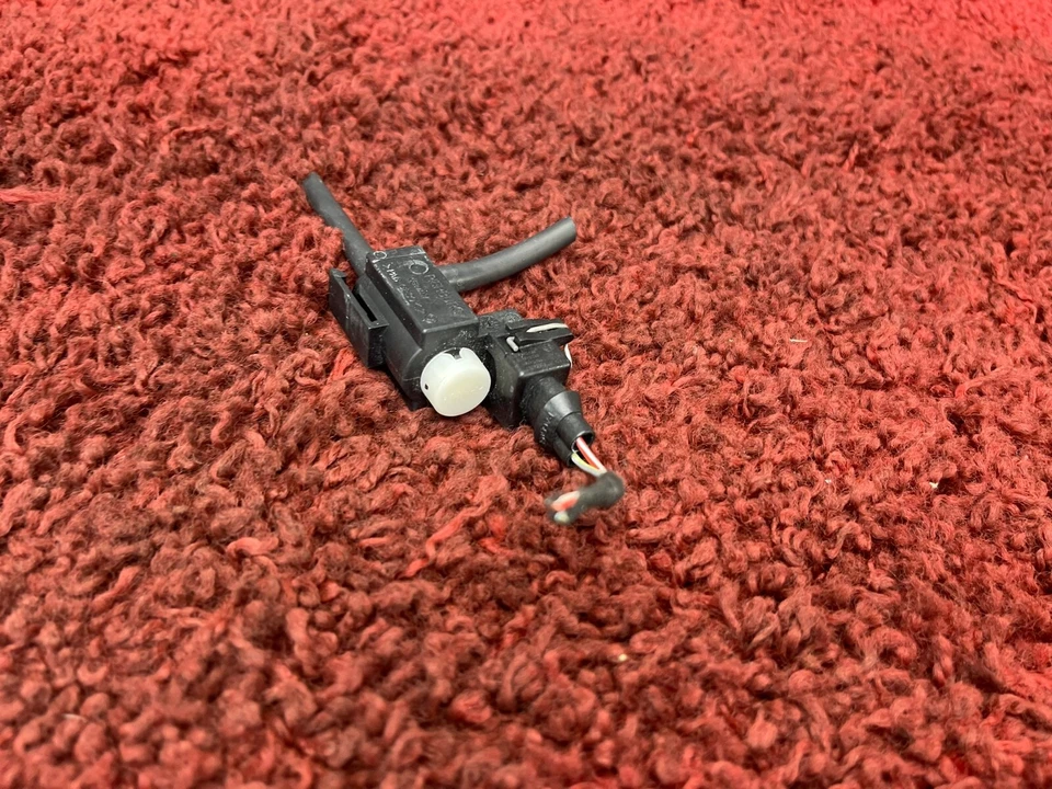 Соленоид электрического клапана вакуумного управления заслонкой выхлопной системы BMW E63 E60 E90 от оригинального производителя 40K - Изображение 2 из 4