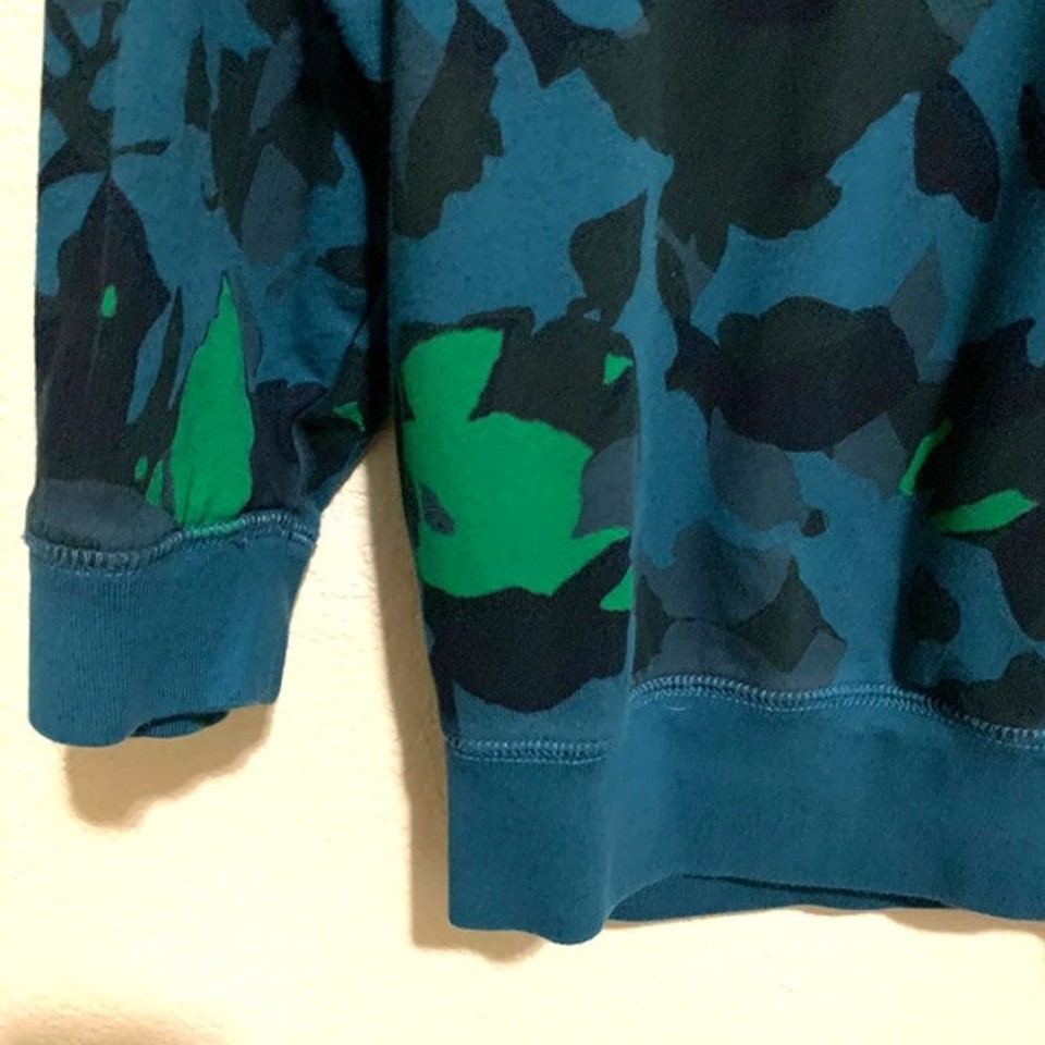 Gap green sweatshirt top camouflage long sleeve crew neckline sweater