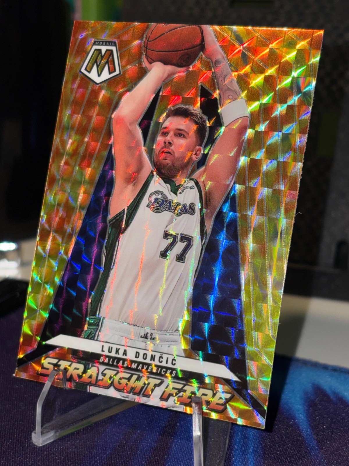 2021-22 Panini Mosaic Luka Doncic Straight Fire Prizm #13 Dallas Mavericks