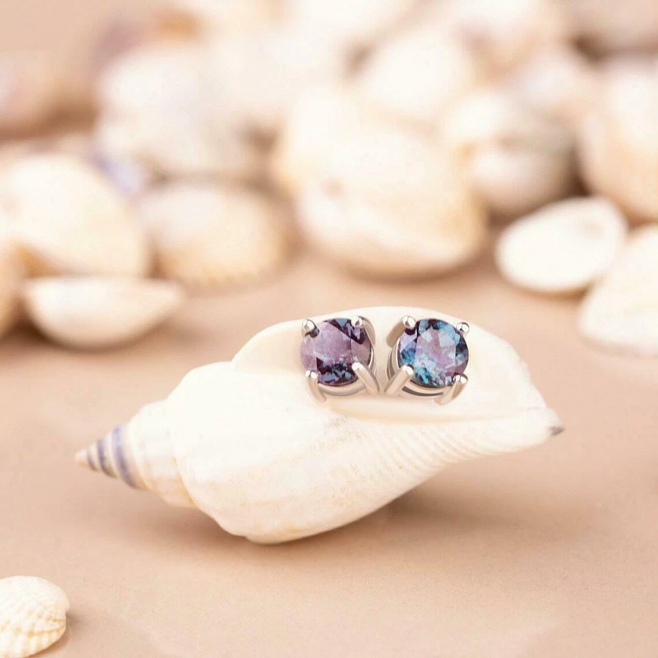 Aretes solitarios de alejandrita de corte redondo de 2 quilates con acabado en oro rosa de 14 k Foto 2 de 3