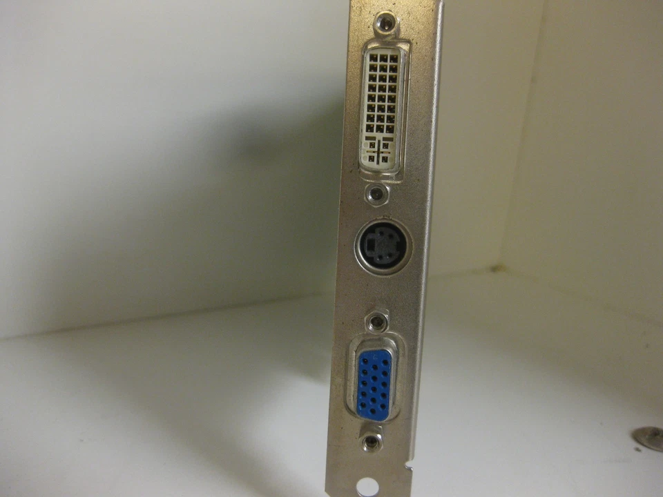 09Y779 Nvidia 128MB AGP video card with VGA,  S-VIDIO  DVI-I  Outputs  Full Size - Image 4 of 4