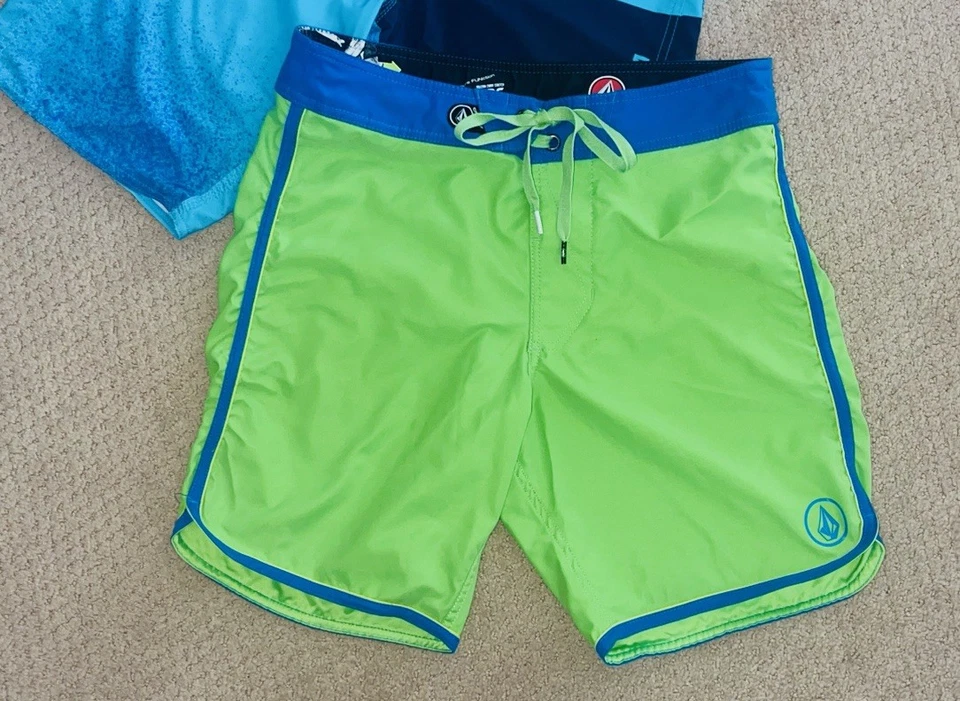 Lot Of 2 Men’s VOLCOM Stretch Surf Hybrid Land/Water Board SHORTS -Size 30 - Image 4 of 4