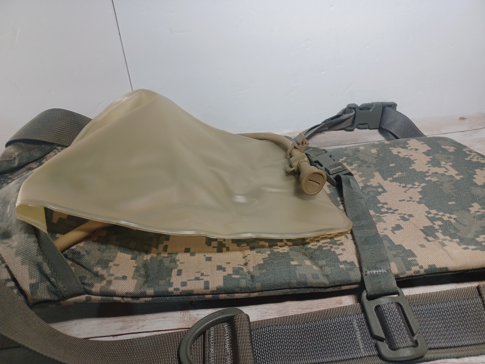 MOLLE II Modular Lightweight Hydration System Carrier Very Good