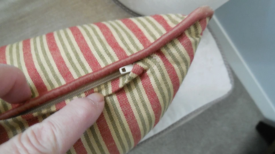 ❇️ NUEVAS fundas de cojín suaves rojas y doradas a rayas y tuberías de seda LGE CUADRADAS u OBLONGAS Foto 4 de 4