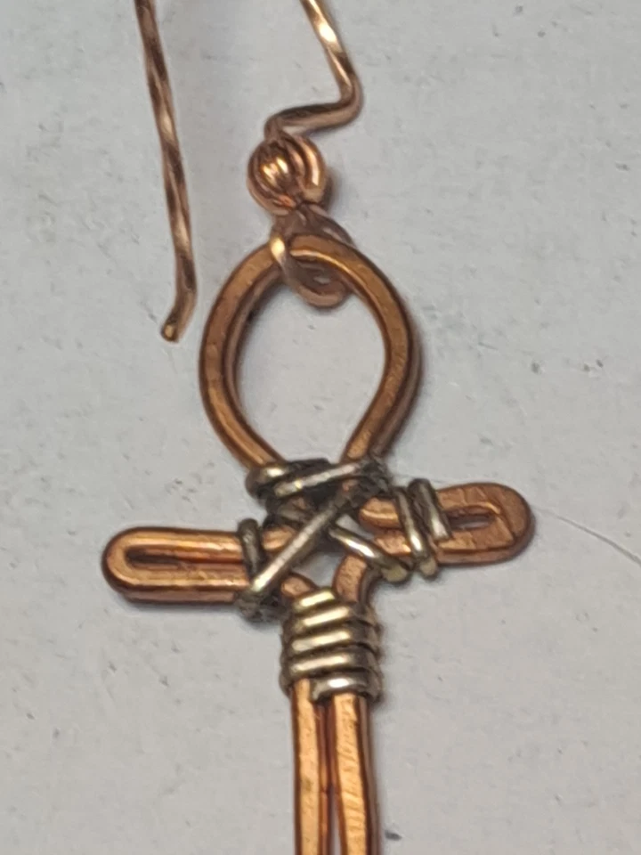 Pendientes Hechos a Mano Envueltos en Alambre de Cobre Cruz Femenina Nueva Era LGBQ De Colección Foto 2 de 4