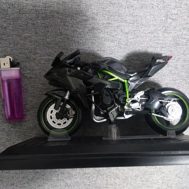 1:18 Scale Motorcycle Diecast Model - Black with Lime Accents