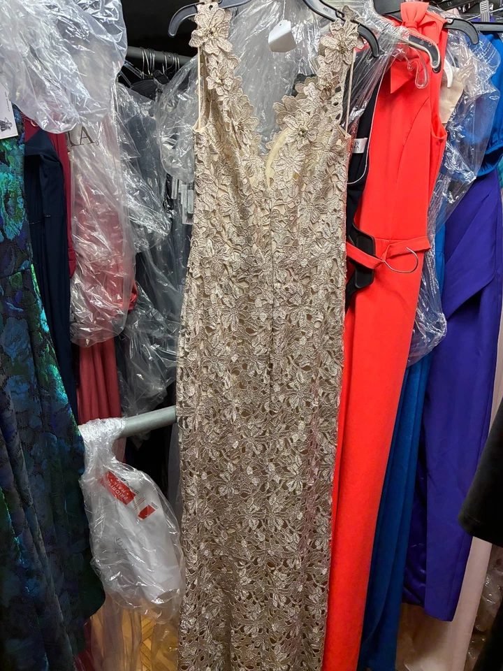 $2,980 Badgley Mischka Champagne Gold Floral Lace Guipure Gown sz 2 Runway MOB - Image 4 of 4