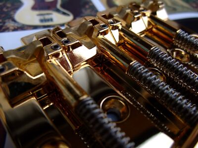 HIPSHOT KickAss Bass Bridge 4弦用ゴールドモデル Genuine] HIPSHOT KICKASS Bass Bridge for 4 Strings Gold BR/KICKASS