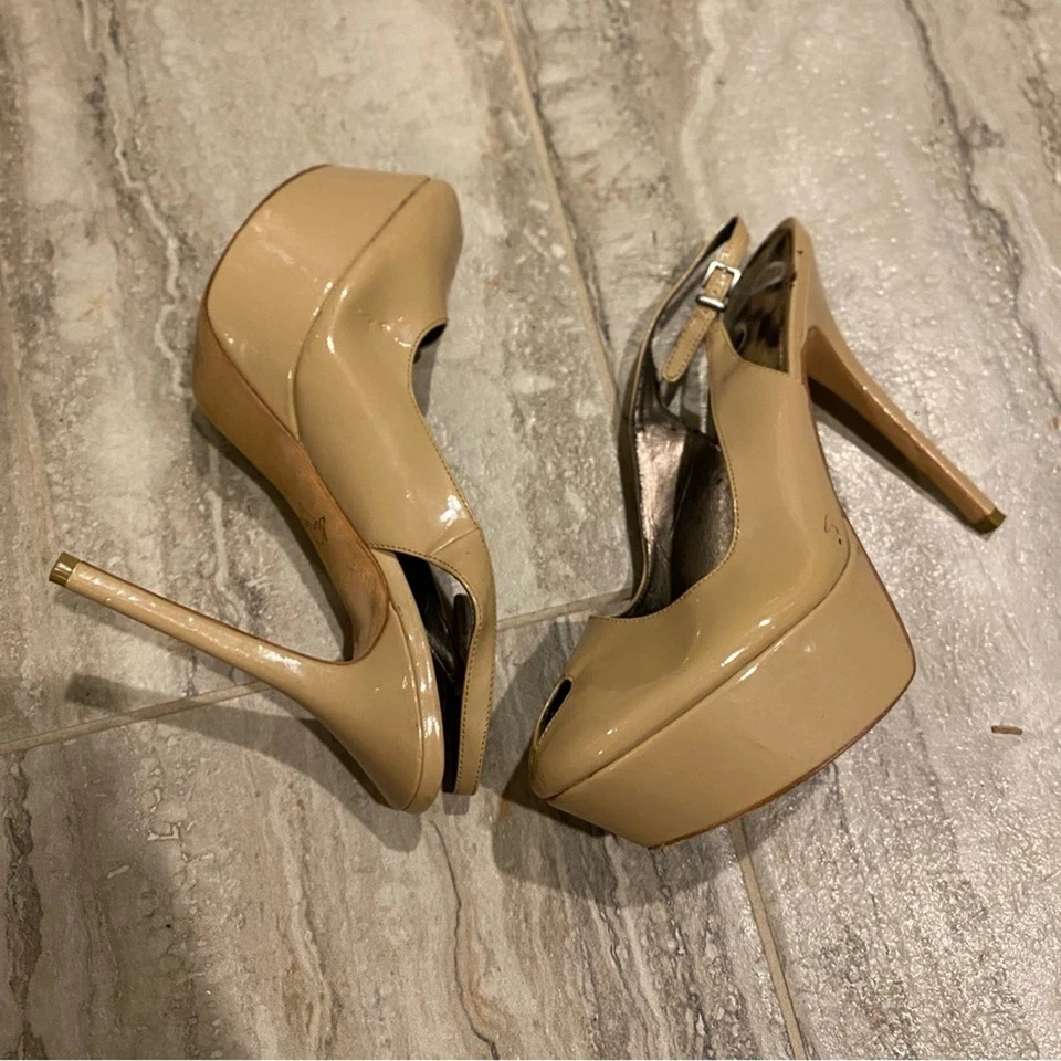 Saltos femininos Sam Edelman bege peep-toe slingback - Imagem 3 de 4