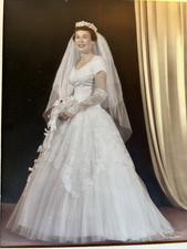 Vintage White Lace/Tulle Wedding Dress-36/26 Veil Wedding Fashions Chicago brand