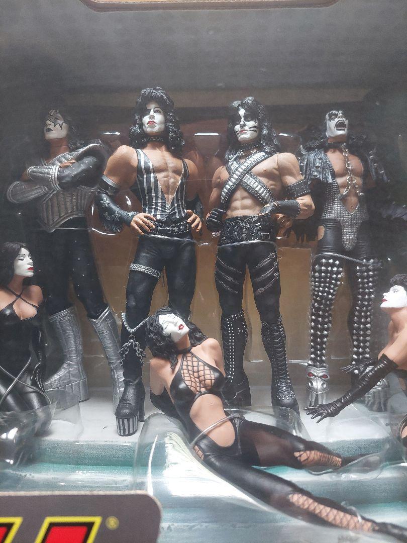 マクファーレントイズ　KISSラブガンDX　BOX　エディション　フィギュア Amazon.com: McFarlane Rock 'n Roll Series: KISS 