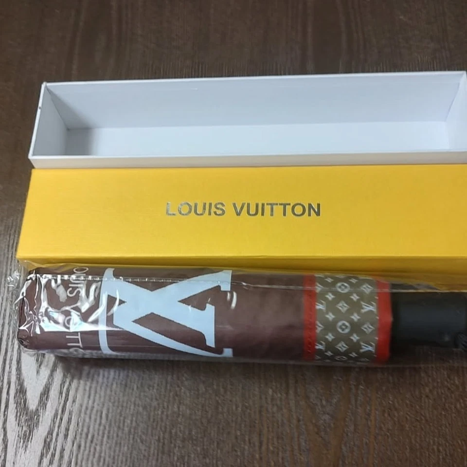 Paraguas Plegable Louis Vuitton Monograma Nueva Caja/Funda de Almacenamiento, Sofisticado Foto 3 de 4