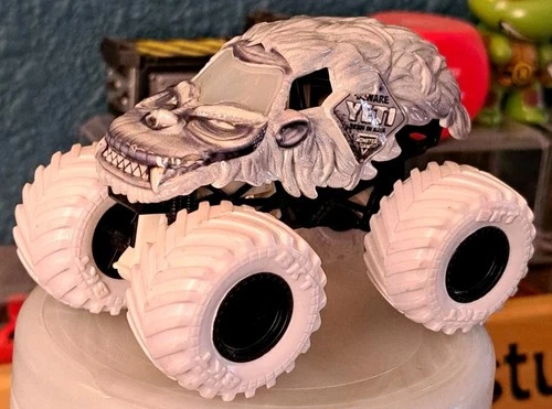 VTG Monster Jam 1:64 YETI Monster Truck! Black/White/Grey! Loose! RARE