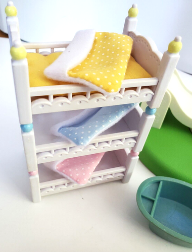 Lote Figuras Calico Critters Camas Tripletes, Tobogán Piscina Sandbox, Tren, Instrumentos - Imagen 2 de 9