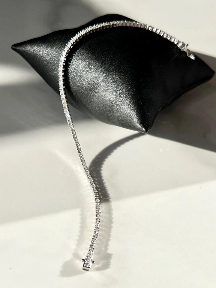 Brazalete de tenis para mujer de diamantes de corte redondo de 5 quilates enchapado en oro blanco de 14 quilates Foto 2 de 4