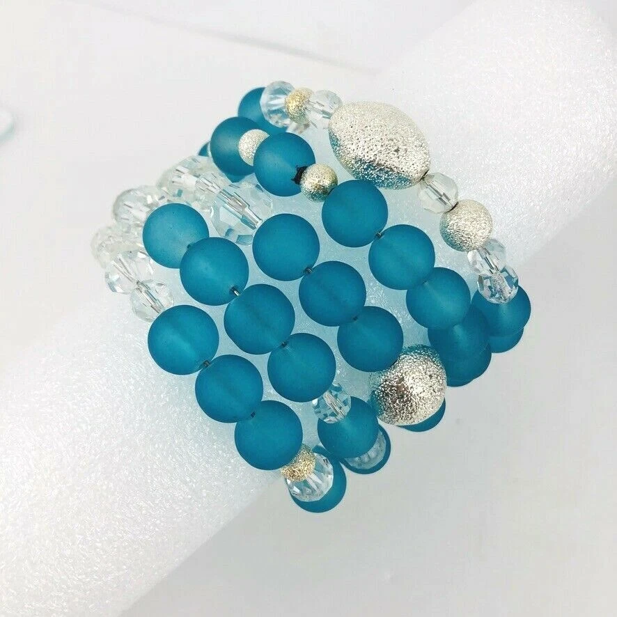 Pulsera envolvente artesanal con cuentas de cristal de mar esmerilado azul tono plata  Foto 4 de 4