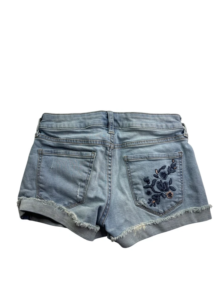 Pantalones cortos de mezclilla bordados florales de Arizona para mujer talla 0 azul lavado claro con puños Foto 4 de 4