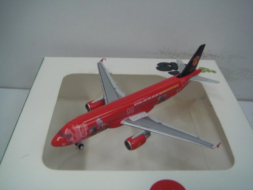 Sky 500 Air Asia A320-200 "Manchester Untied color" 1:500 - 第 1/1 張圖片
