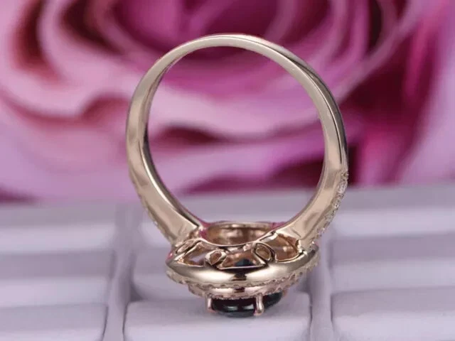 Anillo de compromiso ovalado de 2 quilates con halo de diamantes de amatista creado en laboratorio enchapado en oro rosa de 14 quilates Foto 4 de 4