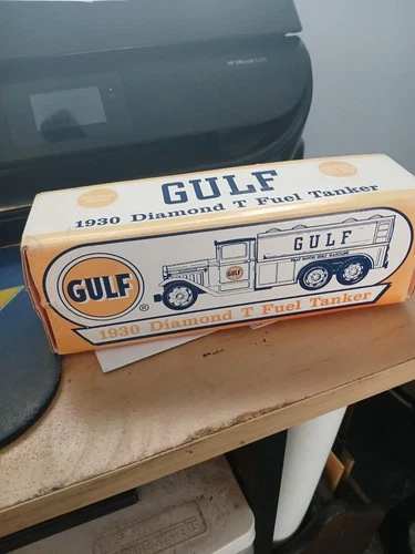 ERTL 1930 Gulf Oil Diamond T Fuel Tanker Diecast Coin Bank Vintage 1994