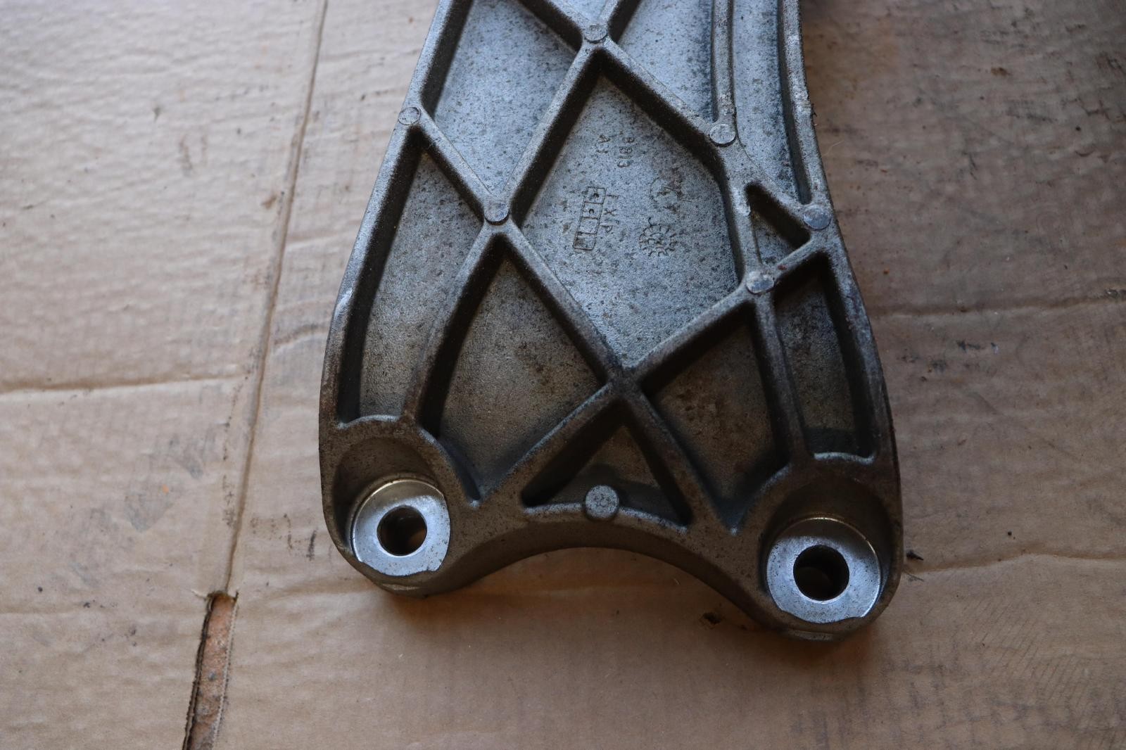 2014-2020 MASERATI QUATTROPORTE AWD TRANSMISSION SUPPORT MOUNT BRACE OEM