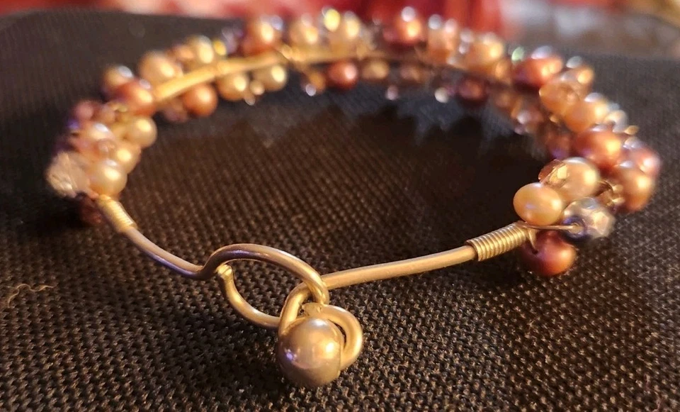 Pulsera tejida irredescente aurora boreal púrpura perla y cristal hecha a mano Foto 3 de 4