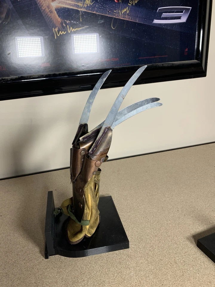 Soporte de exhibición de guantes Freddy Krueger Pesadilla en Elm Street utilería Foto 3 de 4