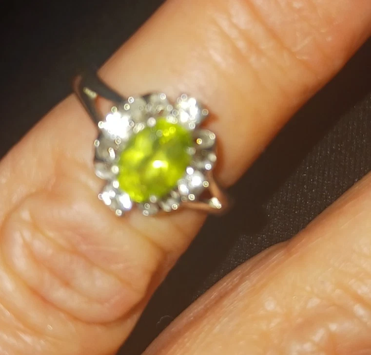 925 STERLING SILVER GREEN CLUSTER RING CUBIC ZIRCONIA AUGUST BIRTHDAY - Image 2 of 4
