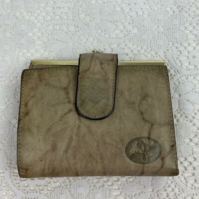 Vintage Buxton Leather Wallet Gold Kisslock opening and snap