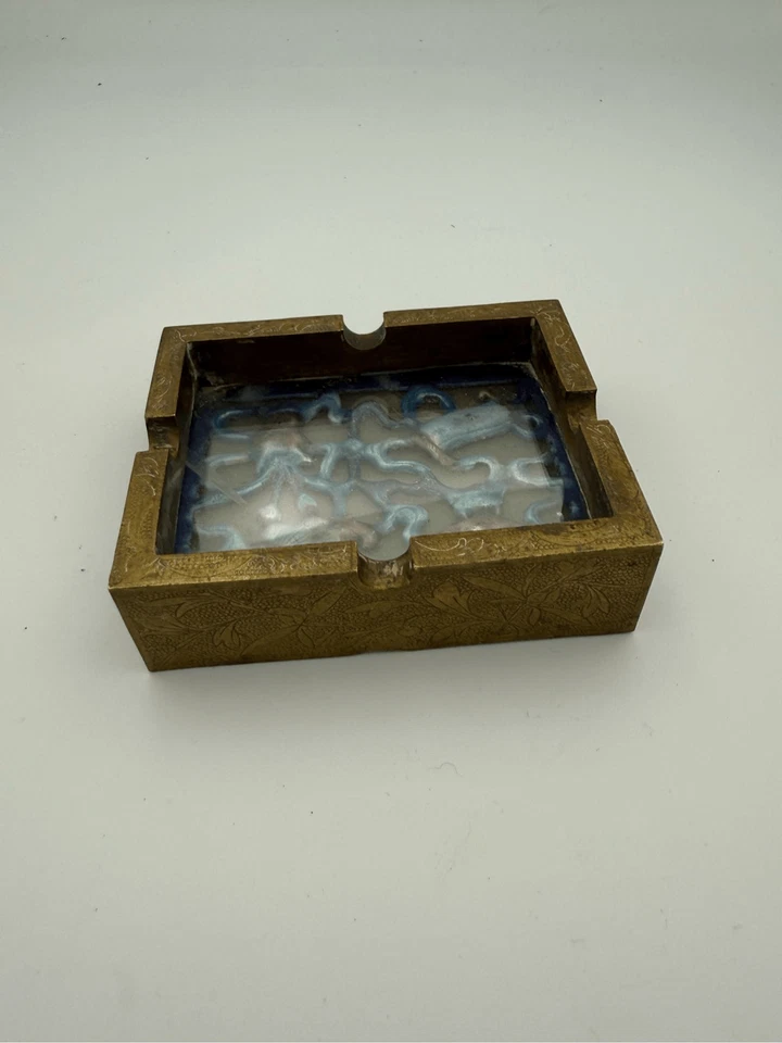 Cenicero chino con incrustaciones de bronce y jade de finales del siglo XIX Foto 2 de 4