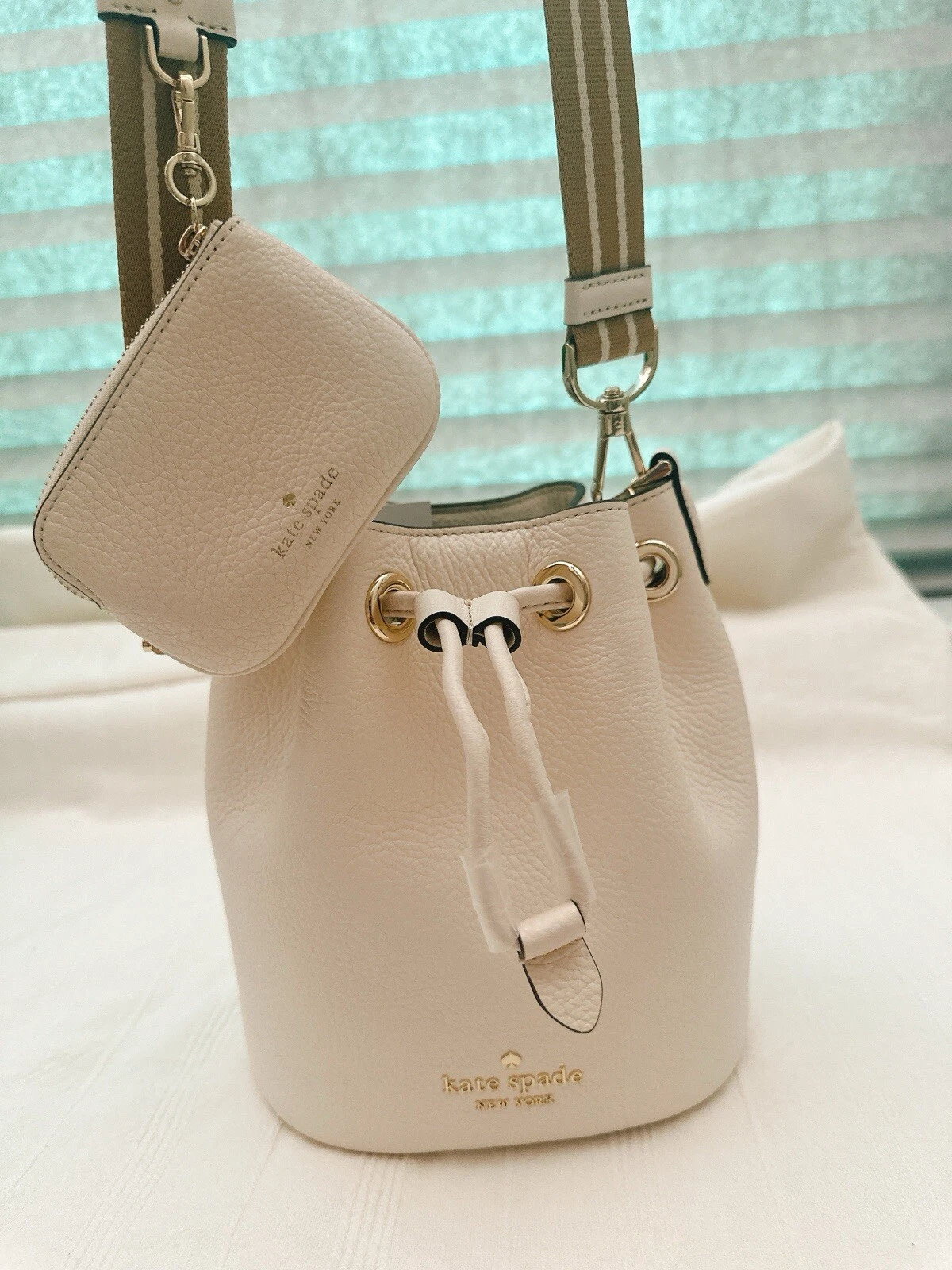 Kate Spade Rosie mini borsa a secchiello borsa in pelle bianca avorio con bambino (borsa portamonete)