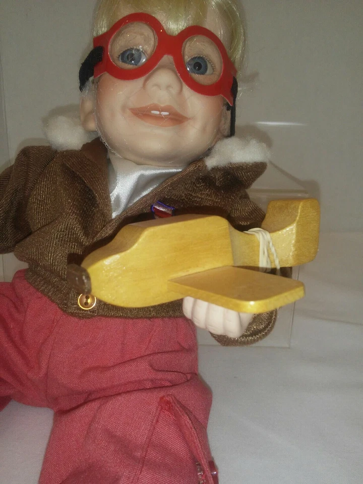 Muñeca de porcelana Tommy Danbury Mint "CUANDO CREZCA" - NIÑOS Y JUGUETES - avión de madera 9" Foto 3 de 4
