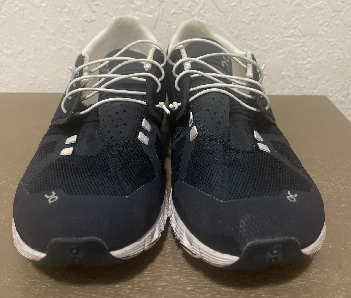On Cloud 5 Running Men\'s Navy and White Athletic Shoes Size 11.5 Cut in half: On Cloud 5 Review | RunRepeat main image 2