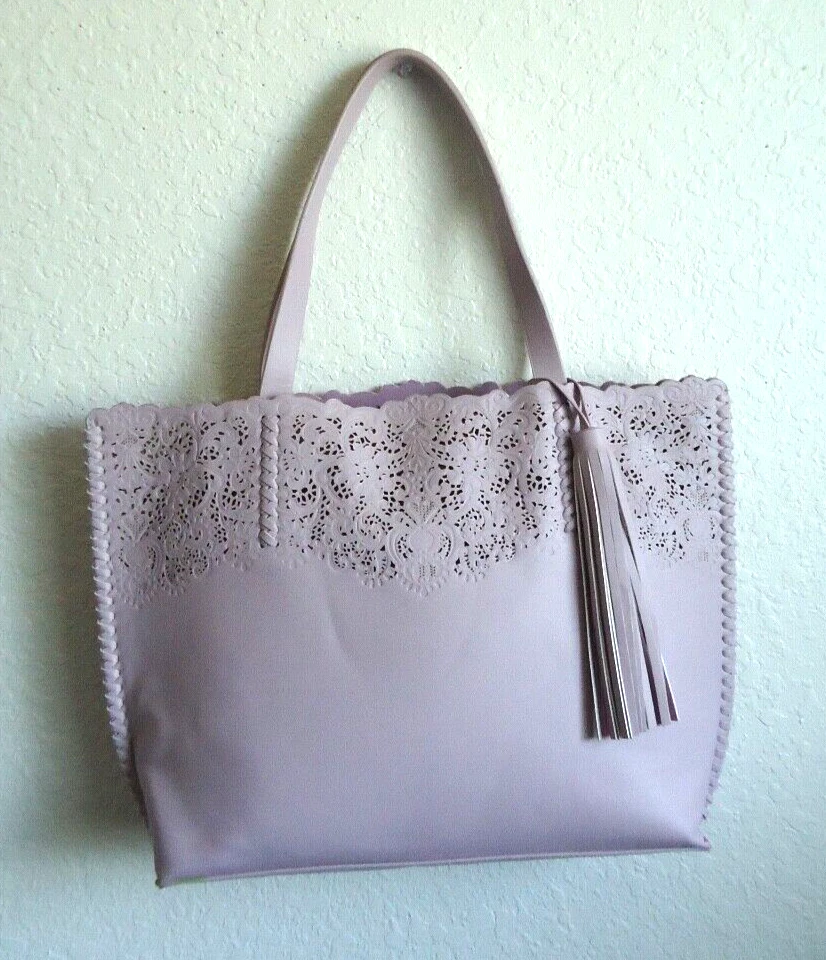 Bolso de Mano Urban Originals Lila Vegano Estampado Tallado Cuero En muy buena condición Talla-17x13x4 pulgadas Foto 2 de 4