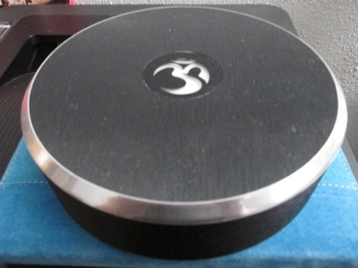 om one levitating speaker