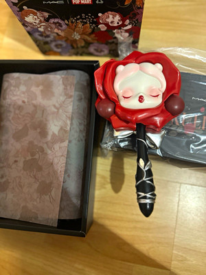 MAC x POP MART SKULLPANDA Set: 2 Lippenstifte (Stift) + Handspiegel