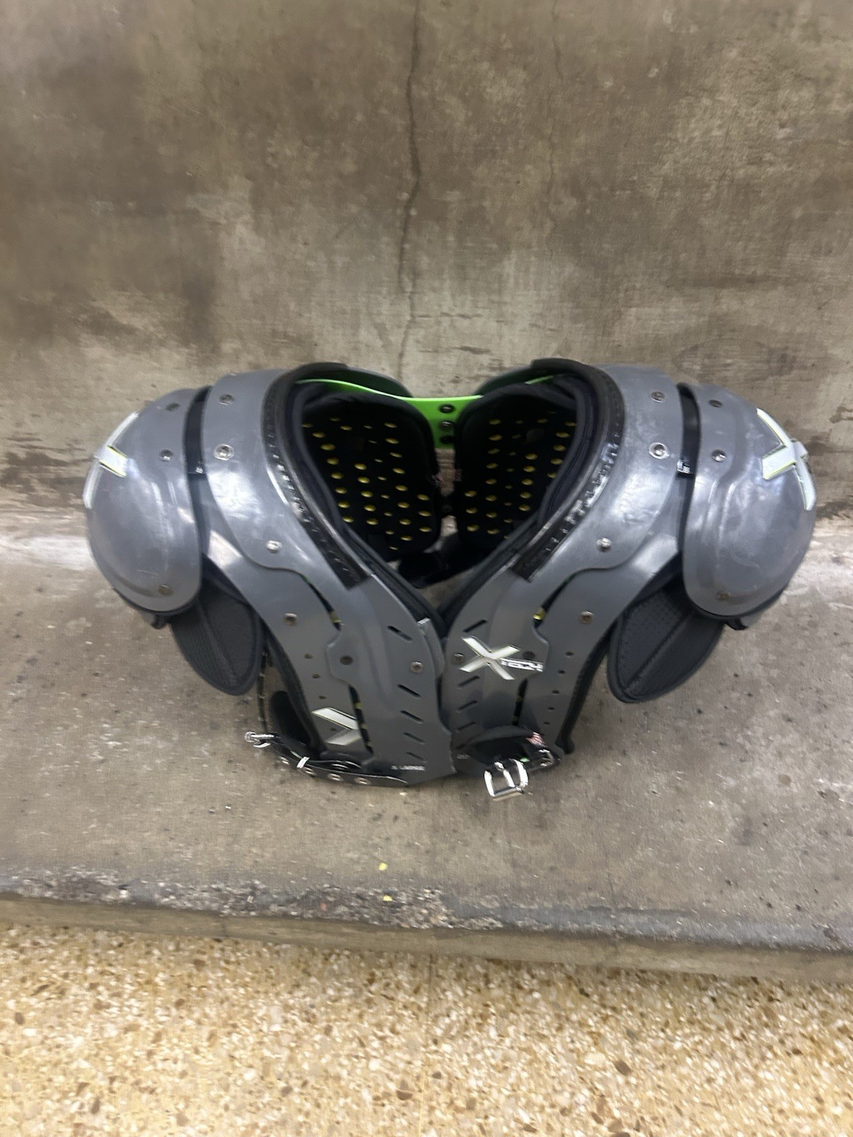 XTech Football Shoulder Pads Size Extra Large Black