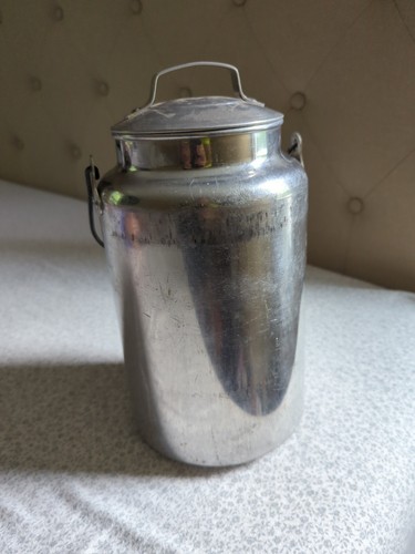 Vintage LEYSE Aluminum Co. 4 Quart / 1 Gallon Aluminum Milk Can With lid - Picture 2 of 3