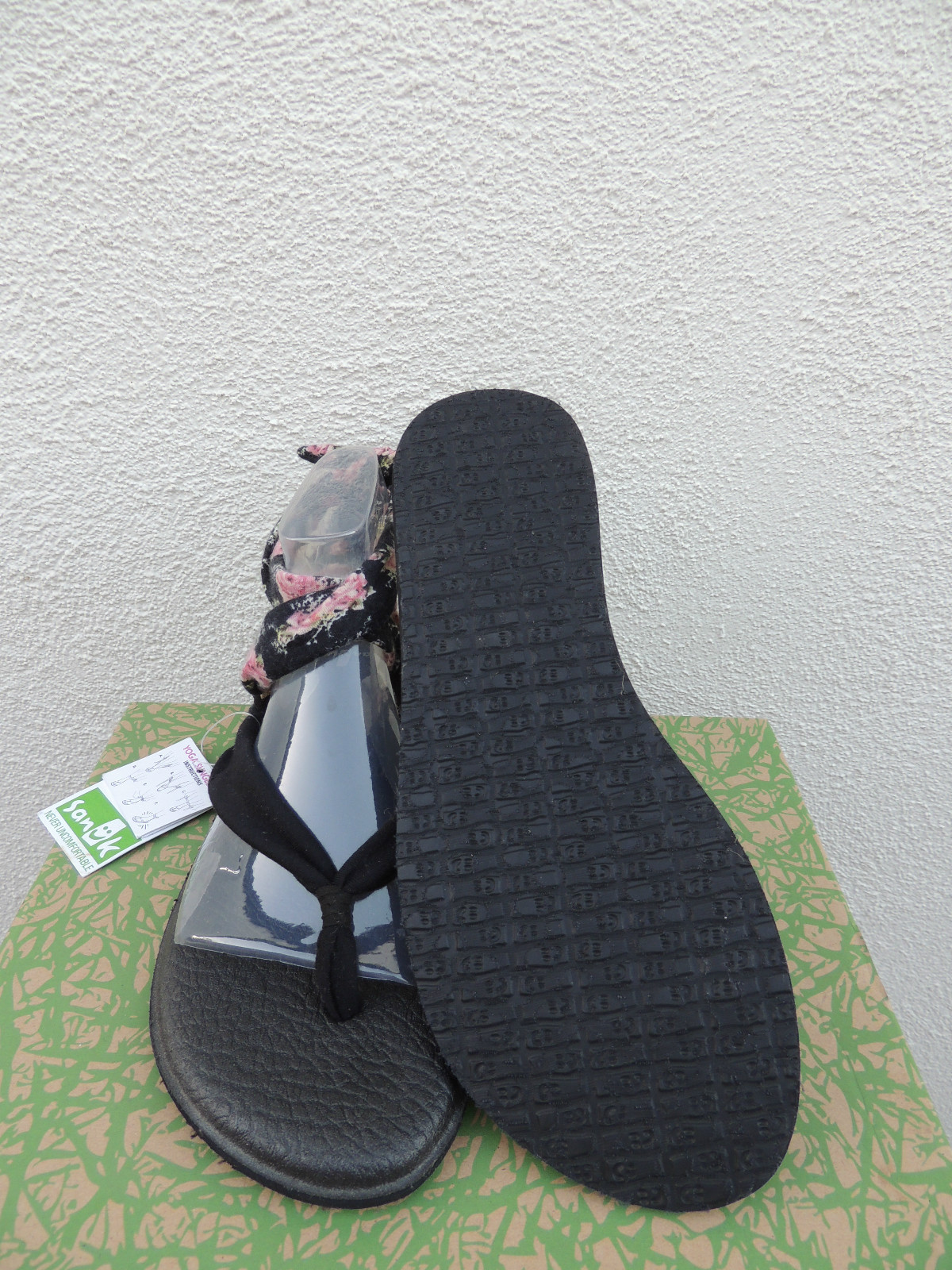SANUK BLACK FLORAL YOGA SLINGED UP PRINTS YOGA MAT SANDALS, US 7/ EUR
