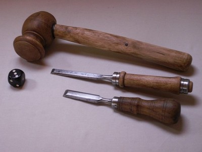 Konvolut 2 Stück alte Stecheisen und 1 Stück Holzhammer