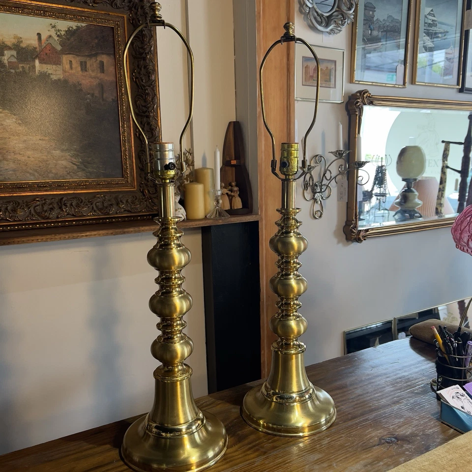 Juego de 2 lámparas de mesa vintage de latón estilo clásico colonial tradicional funcionando Foto 2 de 4