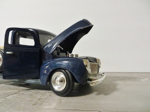 1940 Ford Pickup Truck Dark Blue Diecast 1:24 Motormax (small defect-see pic) - Picture 5 of 17