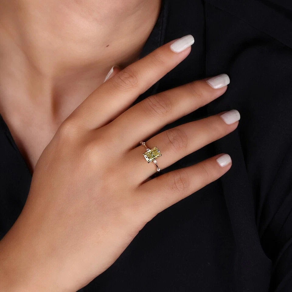 Anillo de compromiso clásico de oro amarillo de 10 quilates con diamantes cultivados en laboratorio de 2,09 quilates Foto 3 de 4