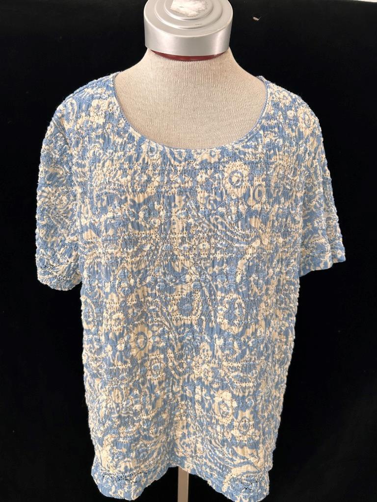 East 5th stretch top size 2X short sleeve blue texture lined