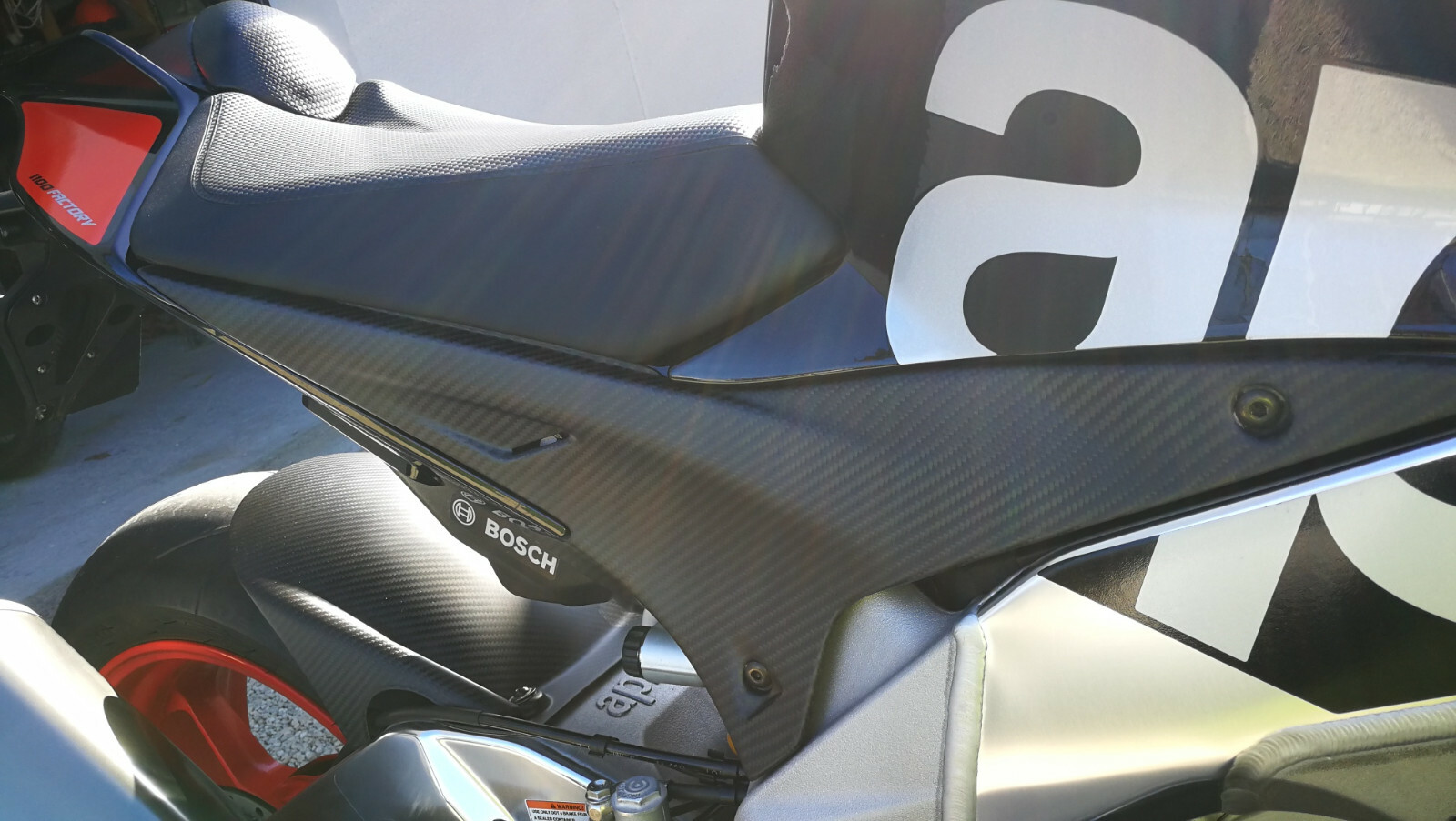 Flancs de selle Aprilia Tuono V4 en carbone mat pour vos sorties piste